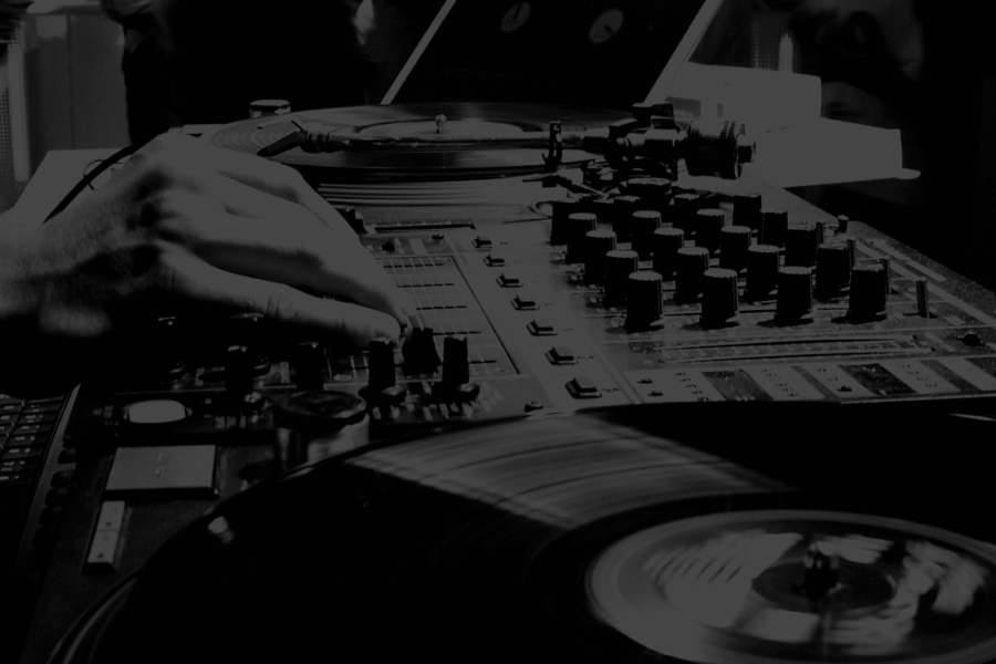 Imagen de dj pinchando en vinilo